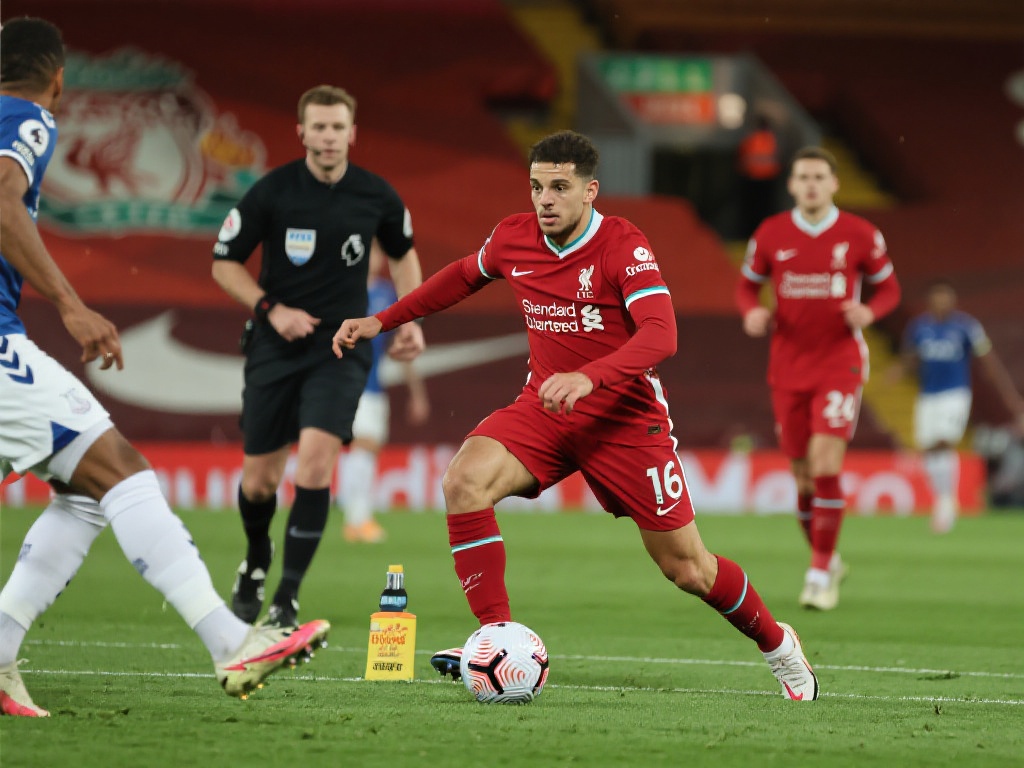 分析这场比赛，战术层面的问题不容忽视。下