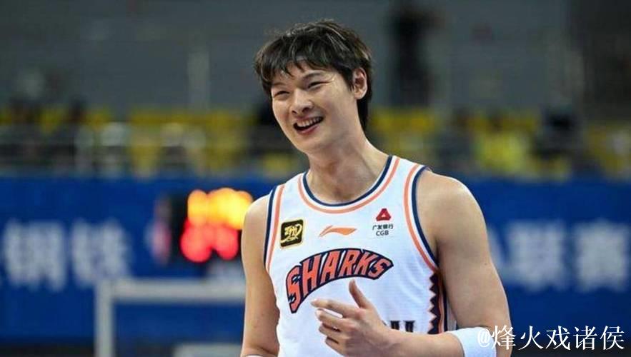 CBA俱乐部杯：王哲林砍下17分7板 上海狂胜四川